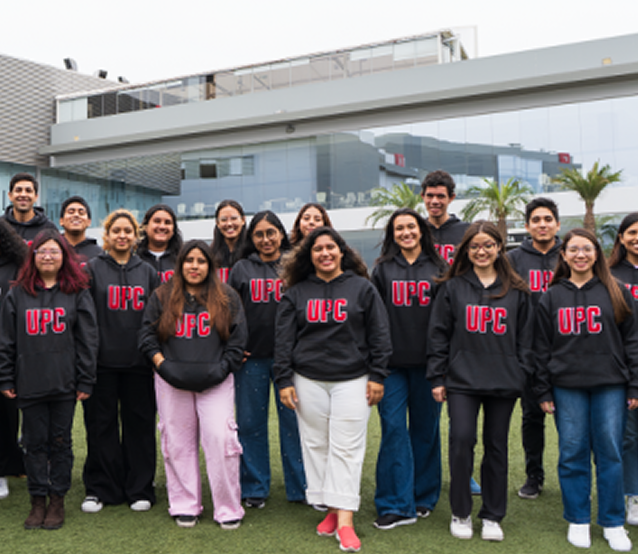 Imagen de jóvenes estudiantes de ingeniería viendo una laptop y un monitor